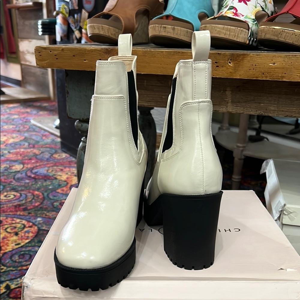 Chinese Laundry White and Black Chunky Heel Chelsea Boots - Picture 6 of 7